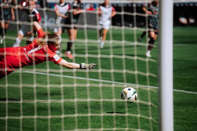 12 04 25, Women, Soccer, 1 BL, Season 2024 2025, Eintracht Frankfurt FC Bayern Munich, 19 Matchday Ball flies past Stina Johannes 1 Eintracht Frankfurt Frankfurt Deutsche Bank Park HE Germany