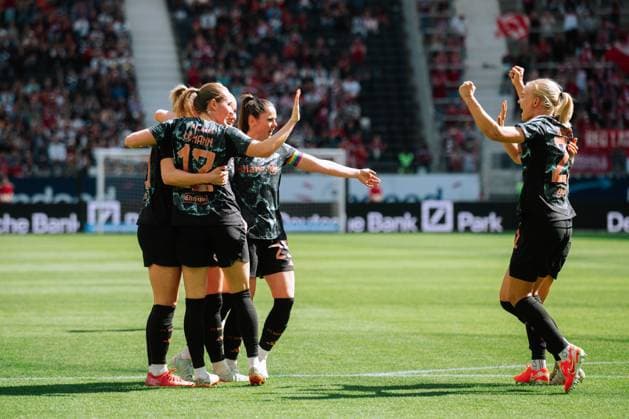 12 04 25, Women, Soccer, 1 BL, Season 2024 2025, Eintracht Frankfurt FC Bayern Munich, Matchday 19 Lea Schüller 11 of Bayern Munich celebrating with the team after scoring the 0 1 Frankfurt Deutsche Bank Park HE Germany