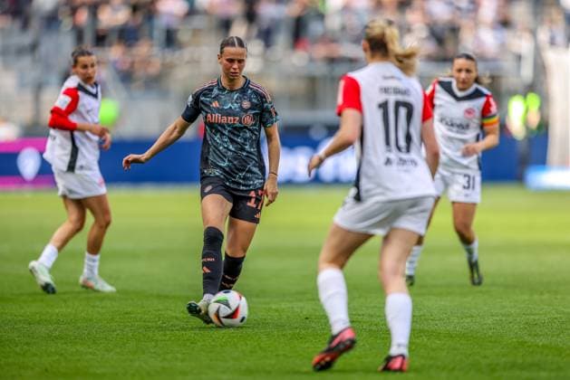 GER, Frankfurt, Eintracht Frankfurt vs FC Bayern Munich, Google Pixel Bundesliga, Football, DFB, Season 2024 2025, Deutsche Bank Park, 19 Matchday, in the picture from l Klara Bühl FC Bayern Munich Women 17 , Laura Freigang Eintracht Frankfurt Women 10 DFB DFL REGULATIONS PROHIBIT ANY USE OF PHOTOGRAPHS AS IMAGE SEQUENCES AND OR QUASI VIDEO, 12 04 2025, Copyright: HMBxMedia HendrikxHamelau