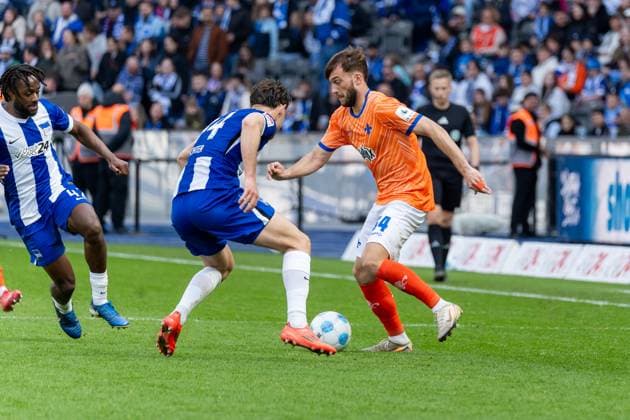 duel, v l Deyovaisio Zeefuik Hertha BSC Berlin, 42 , Linus Gechter Hertha BSC Berlin, 44 , Philipp Foerster SV Darmstadt 98, 18 , GER, Hertha BSC Berlin vs SV Darmstadt 98, Football, 2 Bundesliga, Matchday 29, Season 2024 2025, 12 04 2025, DFL REGULATES PROHIBIT ANY USE OF PHOTOGRAPHS AS IMAGE SEQUENCES AND OR QUASI VIDEO, GER, Hertha BSC Berlin vs SV Darmstadt 98, Football, Bundesliga 2, Matchday 29, Season 2024 2025, 12 04 2025 Berlin Copyright: xEibner-Pressefoto Jan-NiclasxGrox EP_JGG