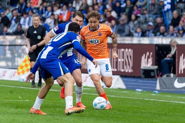 duel, f l Ibrahim Maza Hertha BSC Berlin, 10 , Linus Gechter Hertha BSC Berlin, 44 , Luca Marseiler SV Darmstadt 98, 08 , GER, Hertha BSC Berlin vs SV Darmstadt 98, Football, 2 Bundesliga, Matchday 29, Season 2024 2025, 12 04 2025, DFL REGULATES PROHIBIT ANY USE OF PHOTOGRAPHS AS IMAGE SEQUENCES AND OR QUASI VIDEO, GER, Hertha BSC Berlin vs SV Darmstadt 98, Football, Bundesliga 2, Matchday 29, Season 2024 2025, 12 04 2025 Berlin Copyright: xEibner-Pressefoto Jan-NiclasxGrox EP_JGG
