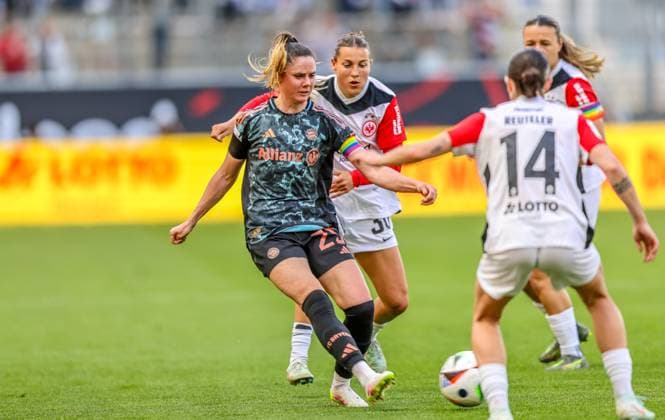 GER, Frankfurt, Eintracht Frankfurt vs FC Bayern Munich, Google Pixel Bundesliga, Football, DFB, Season 2024 2025, Deutsche Bank Park, 19 Matchday, in the picture from l Sarah Zadrazil FC Bayern Munich Women 25 , Carlotta Wamser Eintracht Frankfurt Women 30 DFB DFL REGULATIONS PROHIBIT ANY USE OF PHOTOGRAPHS AS IMAGE SEQUENCES AND OR QUASI VIDEO, 12 04 2025, Copyright: HMBxMedia HendrikxHamelau