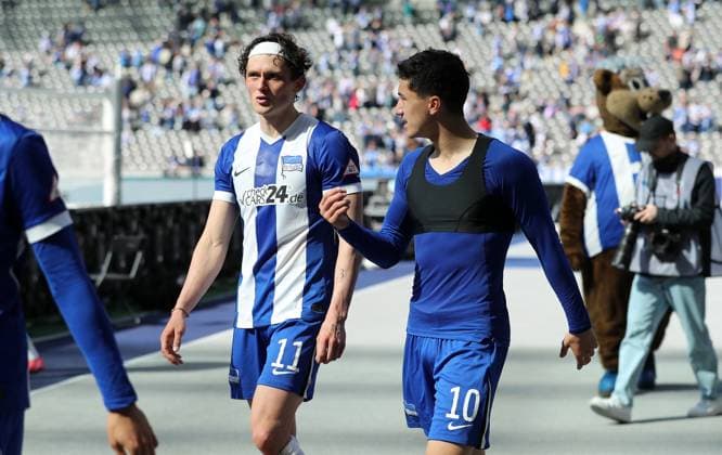 Fabian Reese talks to Ibrahim Maza during the lap of honor after the end of the match Sports Football Soccer DFL 2 Bundesliga Men 29 Matchday Season 2024 2025 12 04 2025 Hertha BSC Berlin vs SV Darmstadt 98 DFL regulations prohibit any use of photographs as image sequences and or quasi video