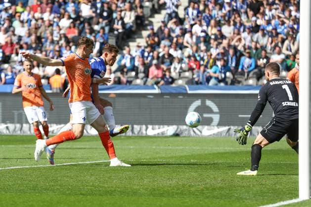 12 04 2025, xtgx, Soccer 2 Bundesliga, Hertha BSC Berlin SV Darmstadt 98 emspor, v l Marcel Schuhen Darmstadt, 1 haält den Torschuss, schiesst den Ball aufs Tor, Schuss von Florian Niederlechner Hertha, 7 DFL DFB REGULATIONS PROHIBIT ANY USE OF PHOTOGRAPHS as IMAGE SEQUENCES and or QUASI VIDEO Berlin