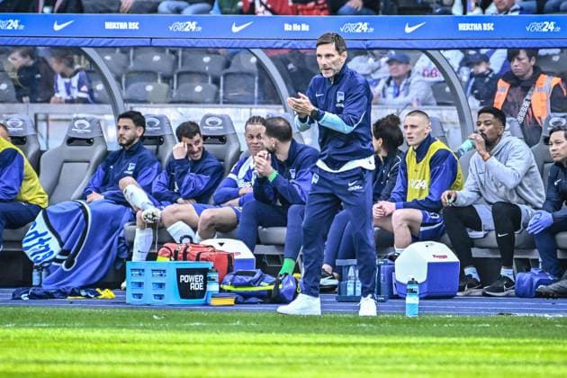 Fußball 2 Bundesliga, Hertha BSC Berlin SV Darmstadt 98 12 04 2025, xdanx, Fussball 2 Bundesliga, Hertha BSC Berlin SV Darmstadt 98 v l Stefan Leitl Hertha BSC Trainer gibt Anweisungen, gestikuliert mit den Armen, gesticulate, gives instructions DFL DFB REGULATIONS PROHIBIT ANY USE OF PHOTOGRAPHS as IMAGE SEQUENCES and or QUASI VIDEO Daniel Lakomski Mix1Press Berlin Olympiastadion Berlin Deutschland DEU Copyright: xDanielxLakomskix