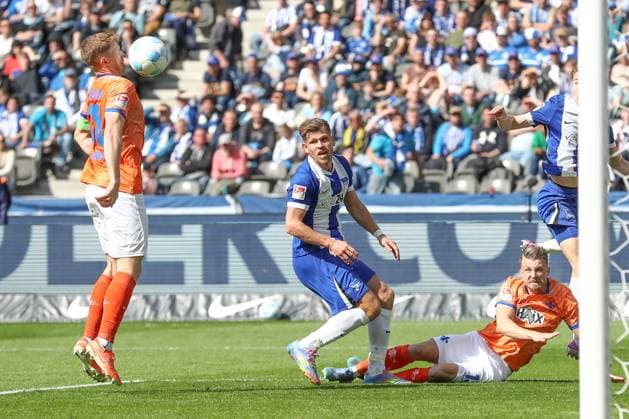 12 04 2025, xtgx, Soccer 2 Bundesliga, Hertha BSC Berlin SV Darmstadt 98 emspor, v l Philipp Foerster Förster, Darmstadt, 18 , Florian Niederlechner Hertha, 7 duel, duel, fight, tackle DFL DFB REGULATIONS PROHIBIT ANY USE OF PHOTOGRAPHS as IMAGE SEQUENCES and or QUASI VIDEO Berlin