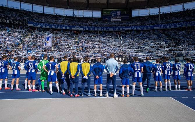 Soccer, Men, Season 2024 2025, 2 Bundesliga 29 Matchday , Hertha BSC SV Darmstadt 98, Fans and players of Hertha after the final whistle, 12 04 2025, Copyright: xSebastianxRäppold MatthiasxKochx
