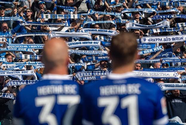 Soccer, Men, Season 2024 2025, 2 Bundesliga 29 Matchday , Hertha BSC SV Darmstadt 98, Fans and players of Hertha after the final whistle, 12 04 2025, Copyright: xSebastianxRäppold MatthiasxKochx