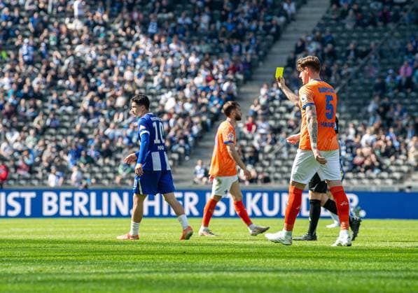 Soccer, Men, Season 2024 2025, 2 Bundesliga 29 Matchday , Hertha BSC SV Darmstadt 98, Referee Timo Gansloweit shows Ibrahim Maza Hertha BSC the yellow card, 12 04 2025, Copyright: xSebastianxRäppold MatthiasxKochx