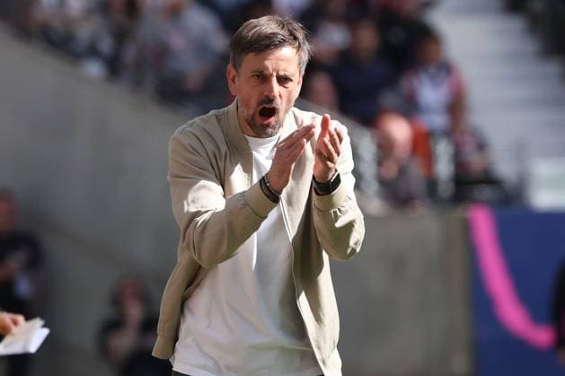 2025 04 12 xJAx Google Pixel Women Bundesliga Eintracht Frankfurt FC Bayern MuÌˆnchen v l , Coach Niko Arnautis Eintracht Frankfurt gives instructions, gesticulates, gesticulate with arms gives instructions, gesticulate DFL DFB REGULATIONS PROHIBIT ANY USE OF PHOTOGRAPHS as IMAGE SEQUENCES and or QUASI VIDEO Copyright: JoaquimxFerreira
