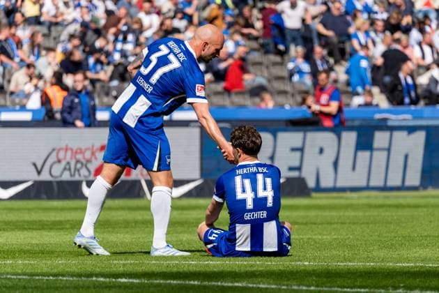 Emotion, reaction to the final whistle, f l Toni Leistner Hertha BSC Berlin, 37 , Linus Gechter Hertha BSC Berlin, 44 , GER, Hertha BSC Berlin vs SV Darmstadt 98, Football, 2 Bundesliga, Matchday 29, Season 2024 2025, 12 04 2025, DFL REGULATES PROHIBIT ANY USE OF PHOTOGRAPHS AS IMAGE SEQUENCES AND OR QUASI VIDEO, GER, Hertha BSC Berlin vs SV Darmstadt 98, Football, Bundesliga 2, Matchday 29, Season 2024 2025, 12 04 2025 Berlin Copyright: xEibner-Pressefoto Jan-NiclasxGrox EP_JGG
