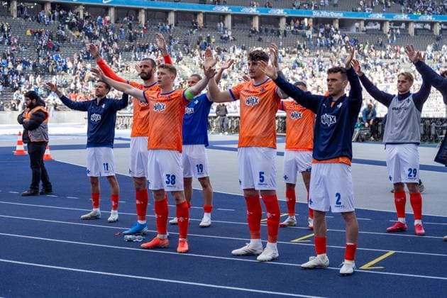 SV Darmstadt 98 team after the final whistle in front of the away block, GER, Hertha BSC Berlin vs SV Darmstadt 98, Football, 2 Bundesliga, Matchday 29, Season 2024 2025, 12 04 2025, DFL REGULATES PROHIBIT ANY USE OF PHOTOGRAPHS AS IMAGE SEQUENCES AND OR QUASI VIDEO, GER, Hertha BSC Berlin vs SV Darmstadt 98, Football, 2 Bundesliga, Matchday 29, Season 2024 2025, 12 04 2025 Berlin Copyright: xEibner-Pressefoto Jan-NiclasxGrox EP_JGG