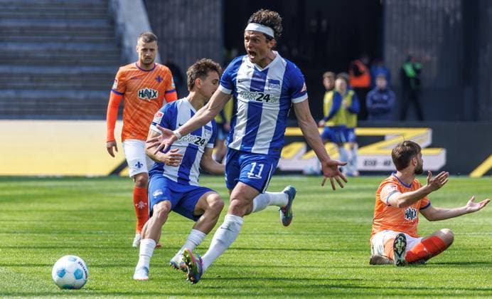 Berlin,12 4 25, Soccer, 2 Bundesliga, Matchday 29, Hertha BSC SV Darmstadt 98, Olympiastadion Berlins Fabian Reese runs across the pitch DFL regulations and DFB regulations prohibit any use of photographs as image sequences and or quasi video, Foto Andreas Gora Hertha BSC SV Darmstadt 98