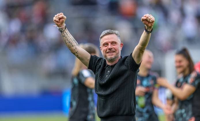 GER, Frankfurt, Eintracht Frankfurt vs FC Bayern Munich, Google Pixel Bundesliga, Football, DFB, Season 2024 2025, Deutsche Bank Park, 19 Matchday, in the picture Alexander Straus Coach FC Bayern Munich Women cheers after the victory against Frankfurt DFB DFL REGULATIONS PROHIBIT ANY USE OF PHOTOGRAPHS AS IMAGE SEQUENCES AND OR QUASI VIDEO, 12 04 2025, Copyright: HMBxMedia HendrikxHamelau