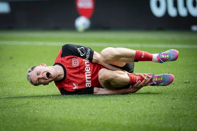 Sport Themen der Woche KW15 Sport Bilder des Tages 1. Fußball-Bundesliga: Bayer 04 Leverkusen - 1. FC Union Berlin, 12.04.2025 Foul an Florian Wirtz (Bayer 04 Leverkusen, 10); Bayer 04 Leverkusen - 1. FC Union Berlin an Spieltag 29 der 1. Fußball-Bundesliga am 12.04.2025 in der BayArena in Leverkusen. DIE DFL-VORSCHRIFTEN VERBIETEN JEDE VERWENDUNG VON FOTOS ALS BILDSEQUENZEN UND ODER QUASI-VIDEO. *** 1 Soccer Bundesliga Bayer 04 Leverkusen 1 FC Union Berlin, 12 04 2025 Foul on Florian Wirtz Bayer 04 Leverkusen, 10 Bayer 04 Leverkusen 1 FC Union Berlin on matchday 29 of the 1 Soccer Bundesliga on 12 04 2025 at the BayArena in Leverkusen THE DFL REGULATIONS PROHIBIT ANY USE OF PHOTOS AS PICTURE SEQUENCES AND OR QUASI VIDEO Copyright: xBEAUTIFULxSPORTS AxelxKohringx
