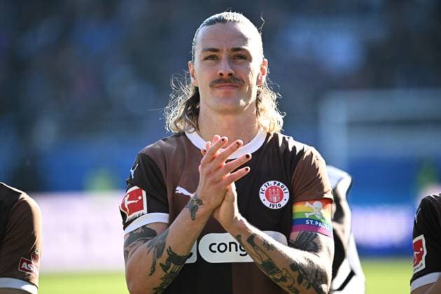 12.04.2025, Fußball, Herren, 1.BL, Saison 2024 2025, Holstein Kiel - FC St. Pauli, 29. Spieltag Kapitän Jackson Irvine freut sich über den Sieg Kiel Holstein-Stadion Schleswig-Holstein Deutschland *** 12 04 2025, Soccer, Men, 1 BL, Season 2024 2025, Holstein Kiel FC St Pauli, Matchday 29 Captain Jackson Irvine is happy about the victory Kiel Holstein Stadion Schleswig Holstein Germany