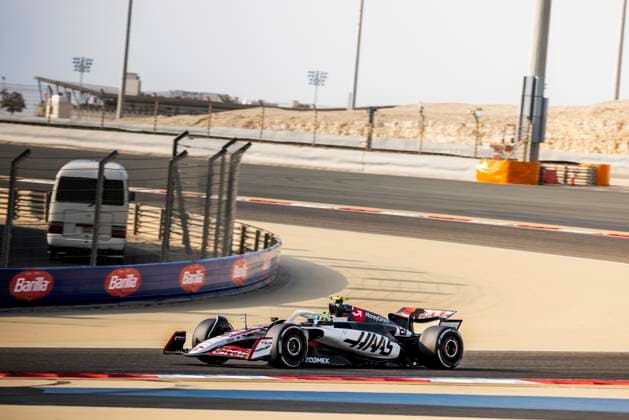 Formula 1 Gulf Air Bahrain Grand Prix 2025 Alexis Perrin OVERTAKE MAXPPP - Sakhir 12 04 2025 87 BEARMAN Oliver (gbr), Haas F1 Team, action during the Formula 1 Gulf Air Bahrain Grand Prix 2025, the 4th round of the 2025 FIA Formula 1 World Championship, WM, Weltmeisterschaft on the Bahrain International Circuit from April 10 to 13, 2025, in Sakhir, Bahrain Sakhir Bahrain  Copyright: xOVERTAKE MAXPPPxAlexisxPerrinx OVT202504129015 OVT202504129015