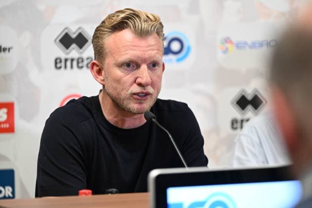 250412 KV Kortrijk vs Beerschot Head Coach Dirk Kuijt of Beerschot pictured during the post match press conference, PK, Pressekonferenz after the Jupiler Pro League season 2024 - 2025 matchday 33 and 3th matchday in the relegation play offs between KV Kortrijk and K Beerschot VA on April 12 , 2025 in Kortrijk, Belgium. (Photo by David Catry Isosport) Kortrijk Belgium  Copyright: xDavidxCatryx 20250412DSC_8235