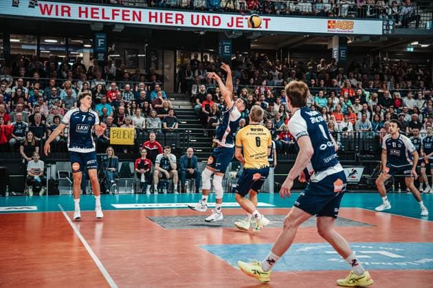 Volleyball mens season 2024 2025 Volleyball Bundesliga playoff semi-final match 3 SVG Lüneburg vs VfB Friedrichshafen 12 04 2025 Lorenz Karlitzek 10 SVG Lüneburg cant get the ball Lüneburg LKH Arena Niedersachsen Germany