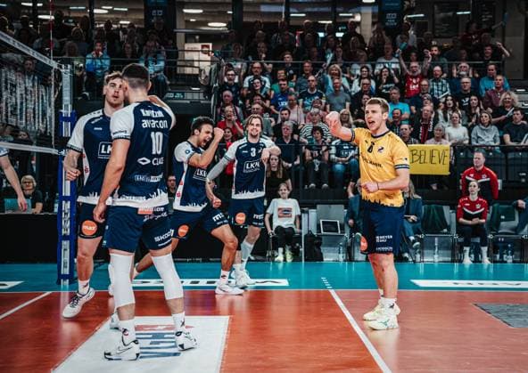 Volleyball Men Season 2024 2025 Volleyball Bundesliga Playoff Semifinal Game 3 SVG Lüneburg vs VfB Friedrichshafen 12 04 2025 The SVG Lüneburg team cheers Lüneburg LKH Arena Niedersachsen Germany