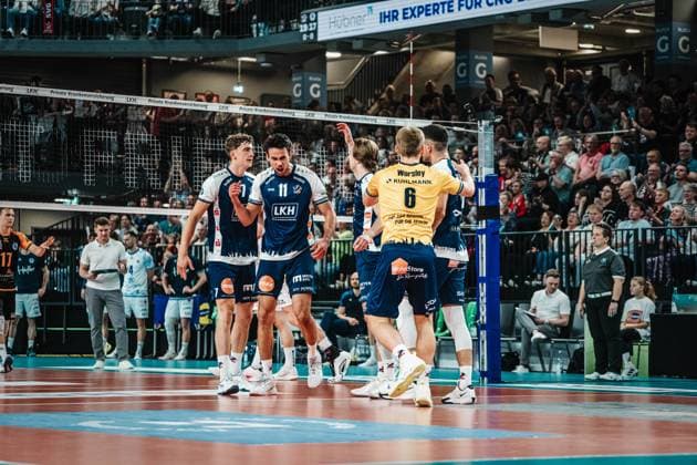 Volleyball Men Season 2024 2025 Volleyball Bundesliga Playoff Semifinal Game 3 SVG Lüneburg vs VfB Friedrichshafen 12 04 2025 The SVG Lüneburg team cheers Lüneburg LKH Arena Niedersachsen Germany