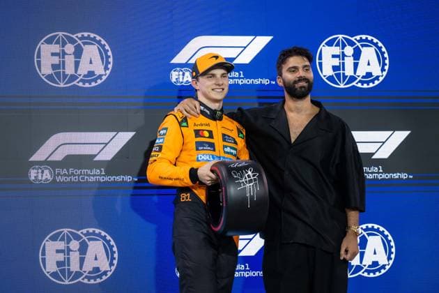 Oscar Piastri McLaren Formula 1 Team, Australia, 81 celebrates pole position and receives the Pirelli Pole Position Award from DJ musician R3HA Fadil El Ghoul , BAH, Formula 1 World Championship, Gulf Air Grand Prix of Bahrain, Bahrain International Circuit, Qualifying, 2025 season, 12 04 2025 BAH, Formula 1 World Championship, Gulf Air Grand Prix of Bahrain, Bahrain International Circuit, Qualifying, 2025 season, 12 04 2025 Sakhir Copyright: xEibner-Pressefoto Memmlerx EP_MMR
