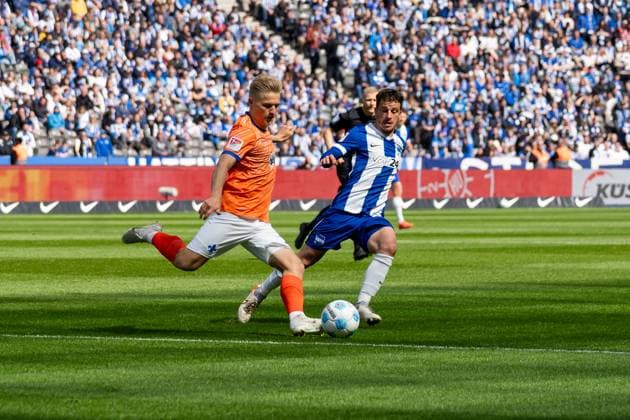 duel, v l Andreas Mueller SV Darmstadt 98, 16 , Diego Demme Hertha BSC Berlin, 06 , GER, Hertha BSC Berlin vs SV Darmstadt 98, Football, 2 Bundesliga, Matchday 29, Season 2024 2025, 12 04 2025, DFL REGULATES PROHIBIT ANY USE OF PHOTOGRAPHS AS IMAGE SEQUENCES AND OR QUASI VIDEO, GER, Hertha BSC Berlin vs SV Darmstadt 98, Football, 2 Bundesliga, Matchday 29, Season 2024 2025, 12 04 2025 Berlin Copyright: xEibner-Pressefoto Jan-NiclasxGrox EP_JGG