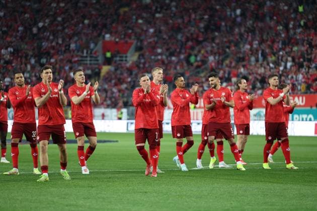 12 04 2025, xrekx, Fussball 2 Bundesliga, 1 FC Kaiserslautern 1 FC Nürnberg v l Die Spieler bedankkt sich dank sich an den Fans, the player thanks the fans for their support before the match Marlon Ritter 1 FC Kaiserslautern DFL DFB REGULATIONS PROHIBIT ANY USE OF PHOTOGRAPHS as IMAGE SEQUENCES and or QUASI VIDEO Kaiserslautern