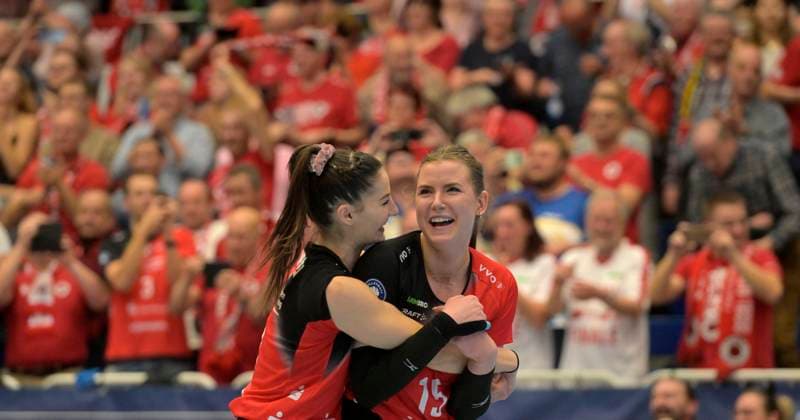 12 04 2025, Dresdens Stamatia Kyparissi , left, and Dresdens Marta Levinska cheer after the victory, Volleyball, play off semi-final, best of three, Dresdner SC MTV Stuttgart 3 2, c Dresden Sachsen