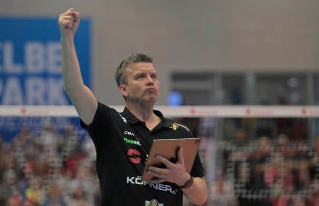12 04 2025, Dresden coach Alexander Waibl cheers, tactics board, volleyball, play off semi-final, best of three, Dresdner SC MTV Stuttgart 3 2, c Dresden Saxony