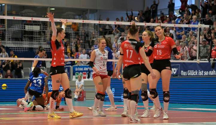 12 04 2025, Dresdden cheers, f l Dresdens Julie Lengweiler, Dresdens Patricia Nestler, Dresdens Lorena Lorber Fijok, Dresdens Emma Clothier and Dresdens Marta Levinska, volleyball, play off semi-final, best of three, Dresdner SC MTV Stuttgart 3 2, c Dresden Sachsen