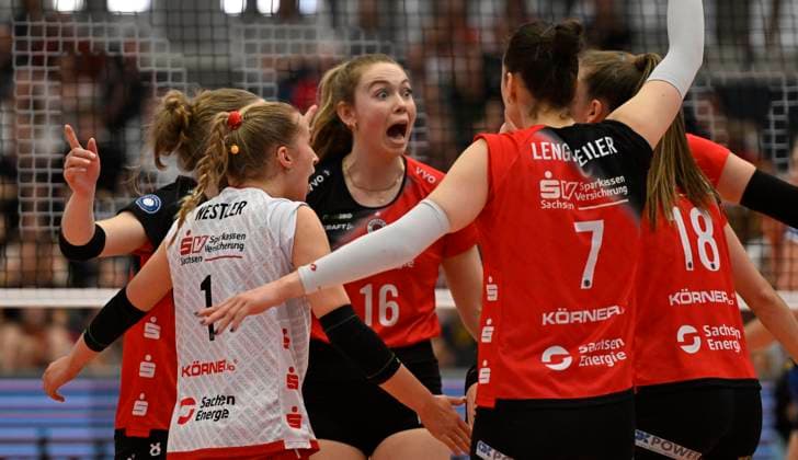 12 04 2025, Dresden cheers, Dresden center Emma Clothier, volleyball, play off semi-final, best of three, Dresdner SC MTV Stuttgart 3 2, c Dresden Saxony