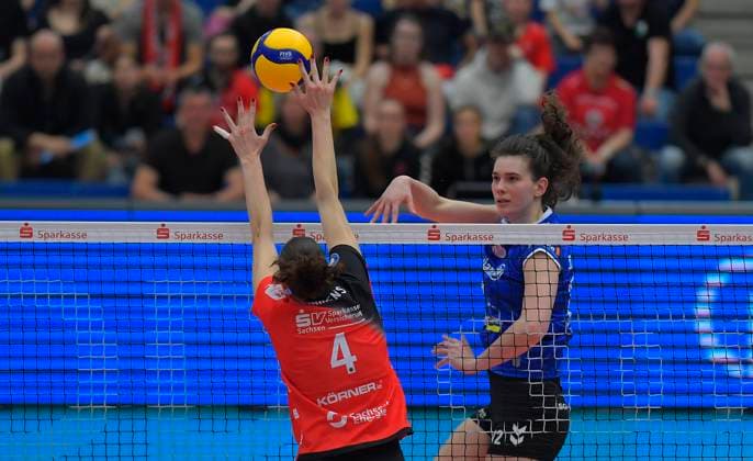 12 04 2025, Dresdens Nathalie Lemmens and Stuttgarts Lucia Varela Gomes, volleyball, play off semi-final, best of three, Dresdner SC MTV Stuttgart 3 2, c Dresden Saxony