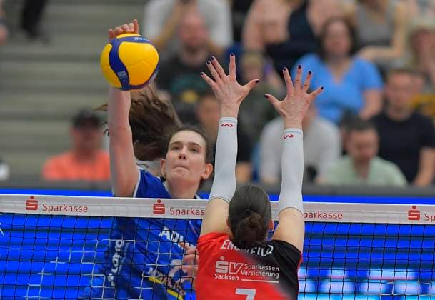 12 04 2025, Dresdens Lorena Lorber Fijok and Stuttgarts Lucia Varela Gomes, volleyball, play off semi-final, best of three, Dresdner SC MTV Stuttgart 3 2, c Dresden Saxony