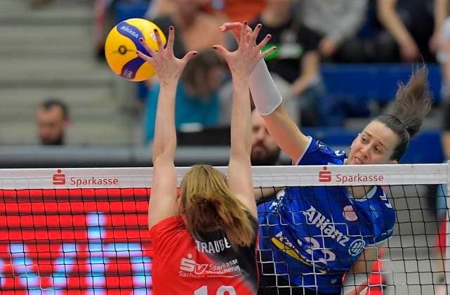 12 04 2025, Dresdens Sarah Straube and Stuttgarts Maria Segura Palleres, volleyball, play off semi-final, best of three, Dresdner SC MTV Stuttgart 3 2, c Dresden Saxony