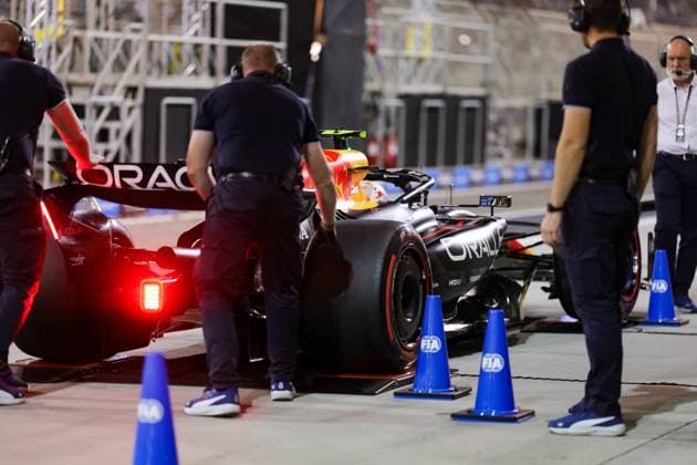 F1 - BAHRAIN GRAND PRIX 2025 22 TSUNODA Yuki (jap), Red Bull Racing RB21, pitlane, during the Formula 1 Gulf Bahrain Grand Prix 2025, 4th round of the 2025 FIA Formula One World Championship, WM, Weltmeisterschaft from April 11 to 13, 2025 on the Bahrain International Circuit, in Sakhir, Bahrain -  Copyright: xFLORENTxGOODENx