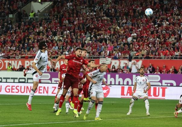 12 04 2025 Soccer Season 2024 2025 2 Soccer Bundesliga 29 Matchday 1 FC Kaiserslautern FCK Lautern Roten Teufel 1 FC Nürnberg FCN Club Sportfoto Zink DaMa xdaxmax DFL regulations prohibit any use of photographs as image sequences and or quasi video only for editorial use Goal Goal Shot to 0 1 Goalscorer Fabio Gruber 4, 1 FC Nürnberg FCN by header