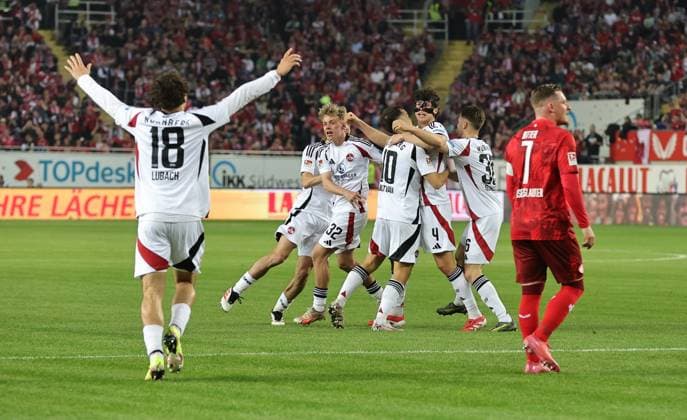 12 04 2025 Soccer Season 2024 2025 2 Soccer Bundesliga 29 Matchday 1 FC Kaiserslautern FCK Lautern Roten Teufel 1 FC Nürnberg FCN Club Sportfoto Zink DaMa xdaxmax DFL regulations prohibit any use of photographs as image sequences and or quasi video only for editorial use Jubel Freude Torjubel nach Tor zum 0 1 Fabio Gruber 4, 1 FC Nürnberg FCN und Mannschaft Team jubelt freut sich Torschütze Fabio Gruber 4, 1 FC Nürnberg FCN