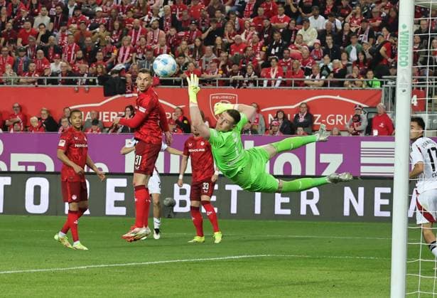 12 04 2025 Soccer Season 2024 2025 2 Soccer Bundesliga 29 Matchday 1 FC Kaiserslautern FCK Lautern Roten Teufel 1 FC Nürnberg FCN Club Sportfoto Zink DaMa xdaxmax DFL regulations prohibit any use of photographs as image sequences and or quasi video only for editorial use Berkay Yilmaz 21, 1 FC Nürnberg FCN mit Torschuss gg Julian Krahl 1, 1 FC Kaiserslautern FCK