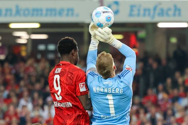 12 04 2025, xmohx, Fussball 2 Bundesliga, 1 FC Kaiserslautern 1 FC Nürnberg v l Ragnar Ache 1 FC Kaiserslautern Jan Reichert 1 FC Nuernberg Zweikampf, Aktion, action, battle for the ball DFL DFB REGULATIONS PROHIBIT ANY USE OF PHOTOGRAPHS as IMAGE SEQUENCES and or QUASI VIDEO Kaiserslautern