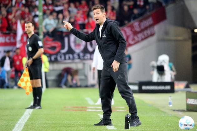 12 04 2025, xmohx, Fußball 2 Bundesliga, 1 FC Kaiserslautern 1 FC Nürnberg v l Trainer Miroslav Klose 1 FC Nuernberg gibt Anweisungen, gestikuliert, mit den Armen gestikulieren gives instructions, gesticulate DFL DFB REGULATIONS PROHIBIT ANY USE OF PHOTOGRAPHS as IMAGE SEQUENCES and or QUASI VIDEO Kaiserslautern