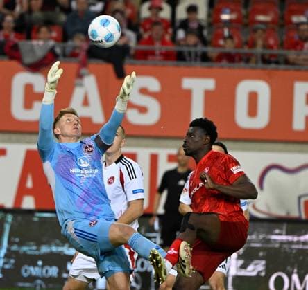Soccer 2 Bundesliga Season 2024 25 1 FC Kaiserslautern 12 04 2025 Fritz Walter Stadion 1 FC Kaiserslautern fck 1 FC Nürnberg fcn Goalkeeper Jan REICHERT 1 FC Nürnberg , li Ragnar ACHE 1 FC Kaiserslautern 1 FC Kaiserslautern