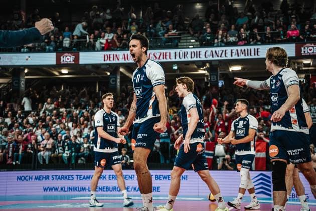 Xander Wolf Wassenaar Ketrzynski 11 SVG Lüneburg cheers with the team in the background