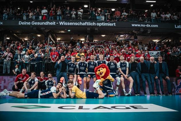 The SVG Lüneburg team at the team photo after the victory