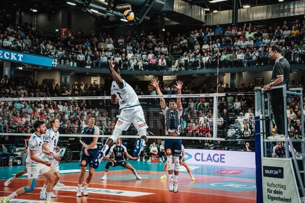 Jose Israel Masso Alvarez 1 VfB Friedrichshafen against the block of Lorenz Karlitzek 10 SVG Lüneburg