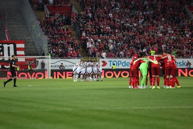 12 04 2025, xrekx, Fußball 2 Bundesliga, 1 FC Kaiserslautern 1 FC Nürnberg v l Teamkreis beider Mannschaften DFL DFB REGULATIONS PROHIBIT ANY USE OF PHOTOGRAPHS as IMAGE SEQUENCES and or QUASI VIDEO Kaiserslautern