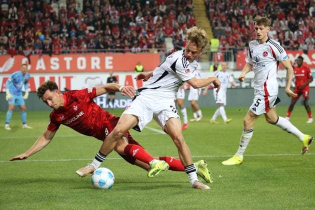 12 04 2025, xmohx, Fußball 2 Bundesliga, 1 FC Kaiserslautern 1 FC Nürnberg v l Tim Drexler 1 FC Nuernberg Daniel Hanslik 1 FC Kaiserslautern Zweikampf, Aktion, action, battle for the ball DFL DFB REGULATIONS PROHIBIT ANY USE OF PHOTOGRAPHS as IMAGE SEQUENCES and or QUASI VIDEO Kaiserslautern