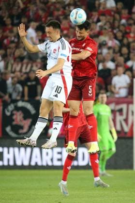 12 04 2025, xmohx, Fußball 2 Bundesliga, 1 FC Kaiserslautern 1 FC Nürnberg v l Julian Justvan 1 FC Nuernberg Maximilian Bauer 1 FC Kaiserslautern Zweikampf, Aktion, action, battle for the ball DFL DFB REGULATIONS PROHIBIT ANY USE OF PHOTOGRAPHS as IMAGE SEQUENCES and or QUASI VIDEO Kaiserslautern