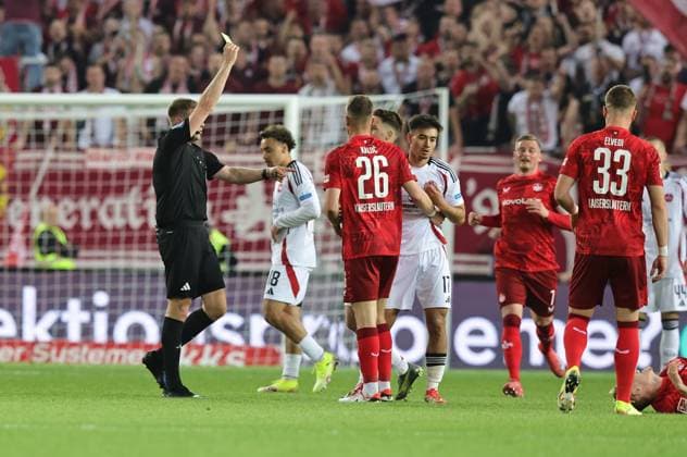12 04 2025 Soccer Season 2024 2025 2 Soccer Bundesliga 29 Matchday 1 FC Kaiserslautern FCK Lautern Roten Teufel 1 FC Nürnberg FCN Club Sportfoto Zink DaMa xdaxmax DFL regulations prohibit any use of photographs as image sequences and or quasi video only for editorial use Robert Schröder Referee shows Jens Castrop 17, 1 FC Nürnberg FCN the yellow card Yellow