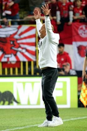 12 04 2025, xmohx, Fussball 2 Bundesliga, 1 FC Kaiserslautern 1 FC Nürnberg v l Coach Markus Anfang 1 FC Kaiserslautern gives instructions, gesticulates, gesticulate with arms gives instructions, gesticulate DFL DFB REGULATIONS PROHIBIT ANY USE OF PHOTOGRAPHS as IMAGE SEQUENCES and or QUASI VIDEO Kaiserslautern